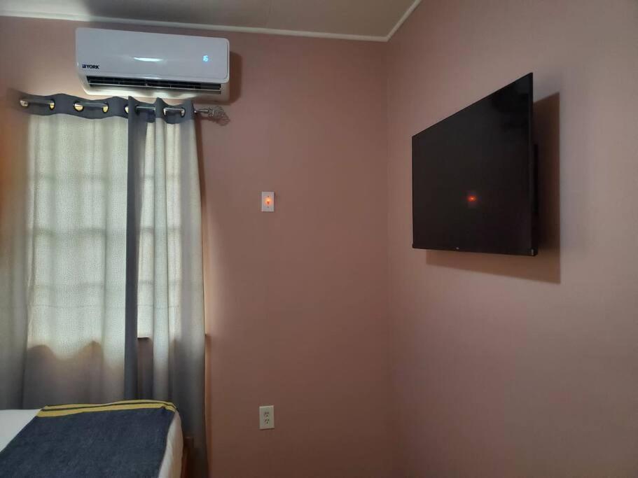 Upstairs 2 Bedroom Avalon Regia Apartment Джорджтаун Екстериор снимка