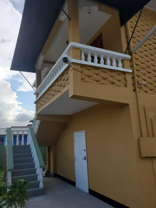 Upstairs 2 Bedroom Avalon Regia Apartment Джорджтаун Екстериор снимка